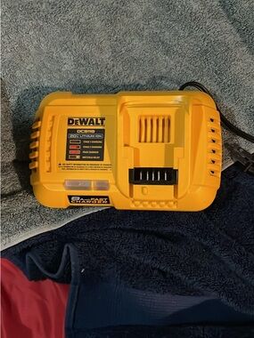 DEWALT 20V Fast Charger - Yellow